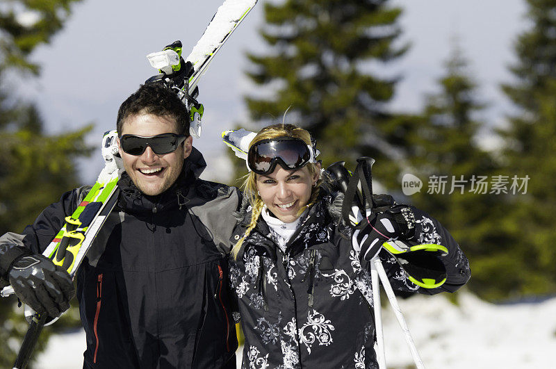 微笑的滑雪两