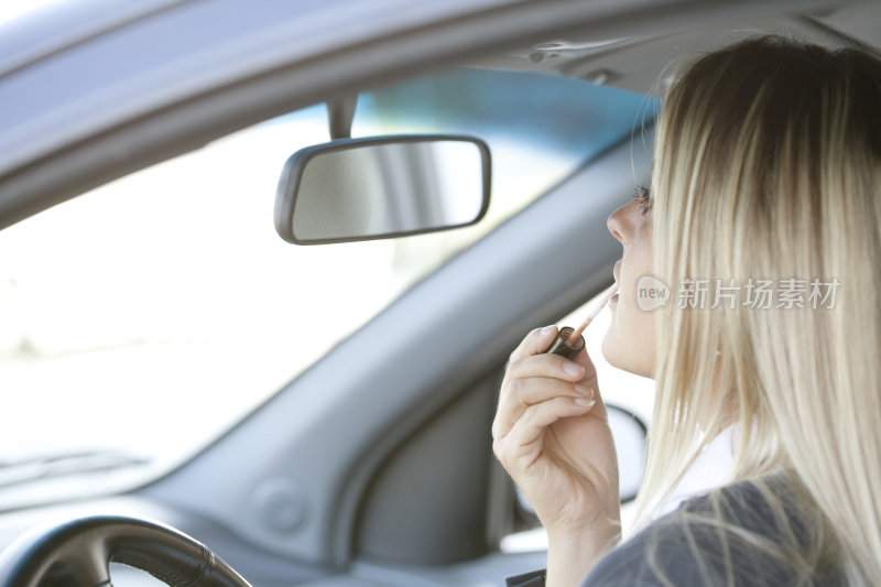 女人在车里涂口红