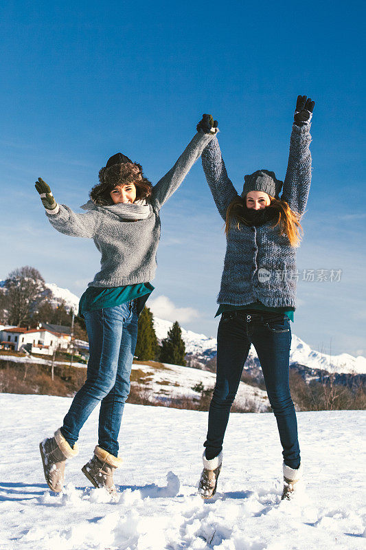 女孩们玩雪玩得很开心