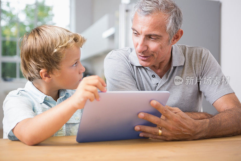 爷爷和孙子正在触摸平板电脑
