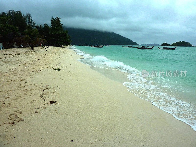 下雨天的日出海滩，利普岛