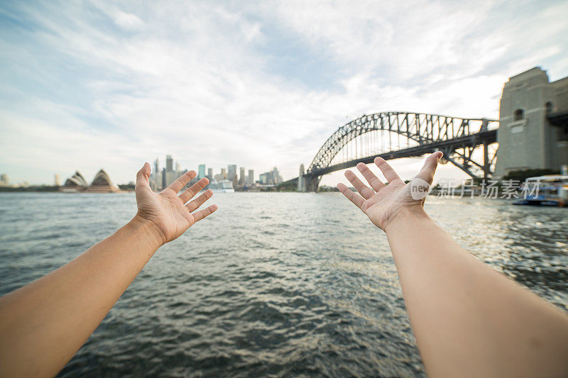 人的双臂伸向悉尼的地平线，澳大利亚