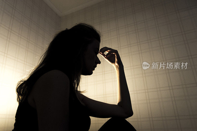 悲伤的女人摸着头思考