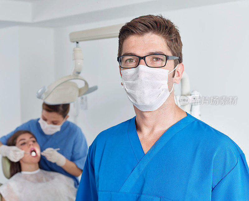 牙医和年轻女子在牙科诊所