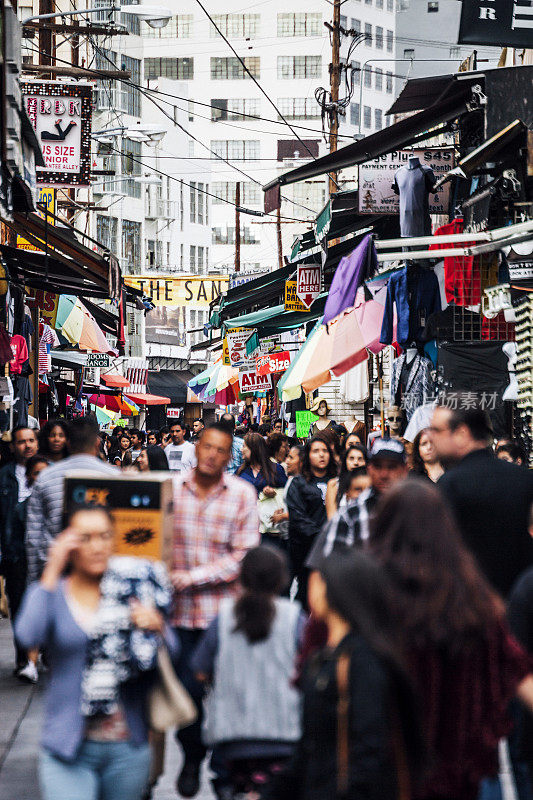 洛杉矶时尚区拥挤的街道。