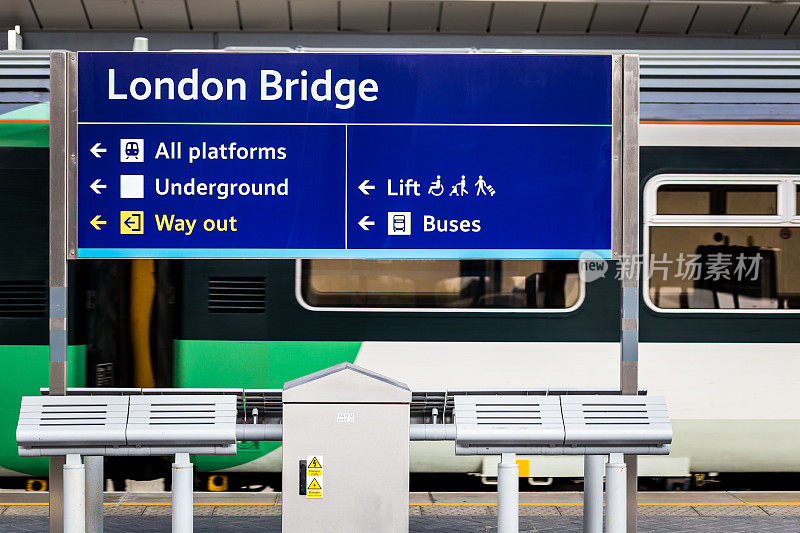 在英国伦敦的伦敦桥站站台上签名