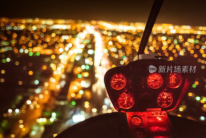 黄昏时分的直升机驾驶舱