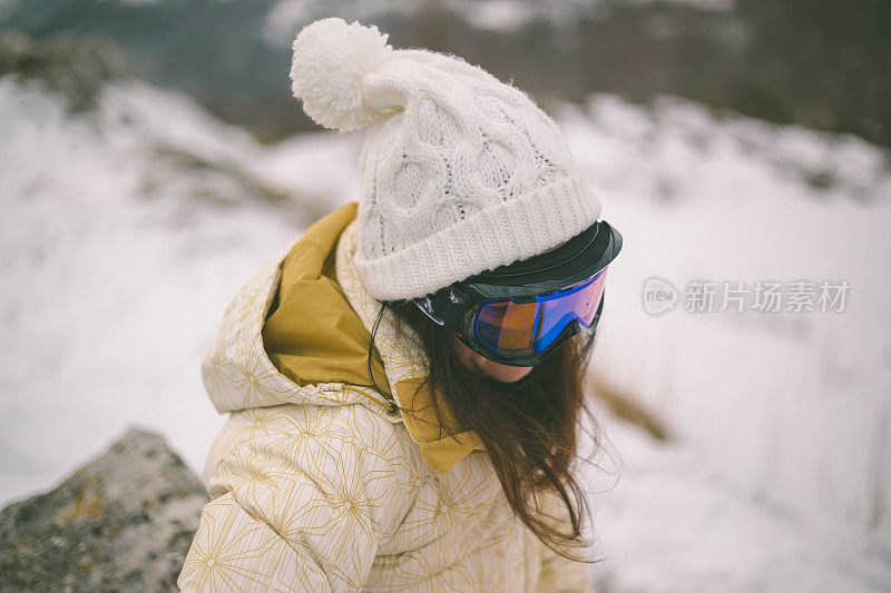 戴着面具滑雪的女孩