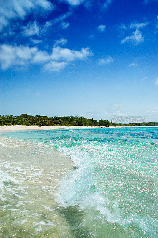 热带海滩岛屿的原始绿松石水域。