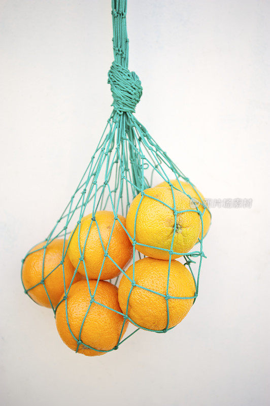 一袋橘子挂在户外市场