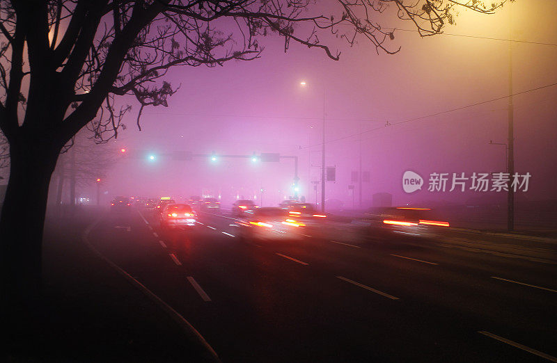 市中心有雾的夜晚