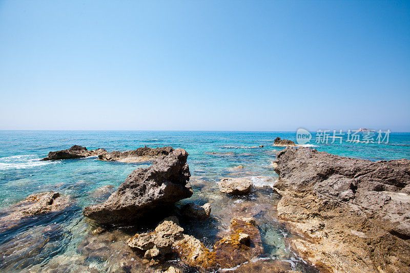 海滩和海边的岩石