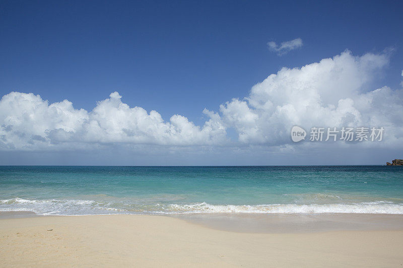 海滩的场景显示沙子，大海和天空