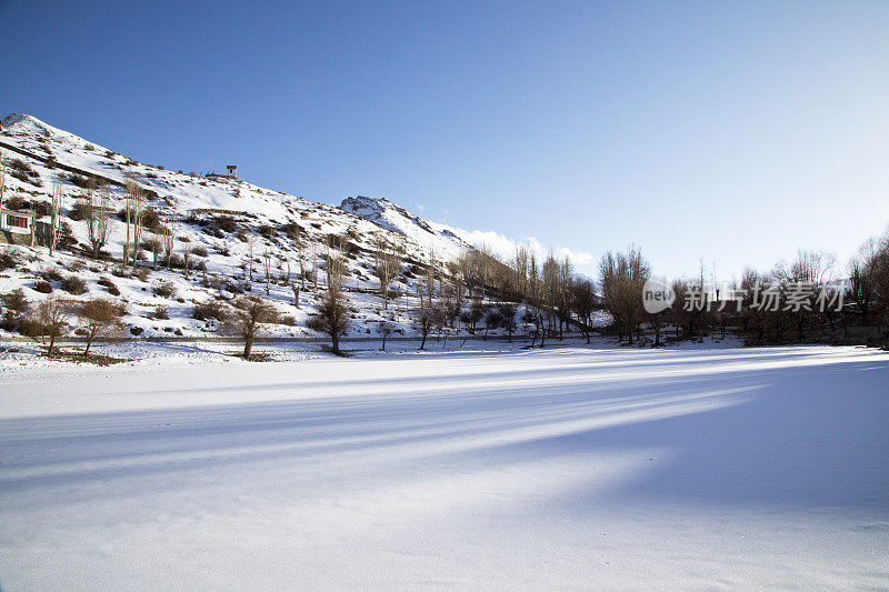 白雪覆盖的喜马拉雅景观与镜头光晕