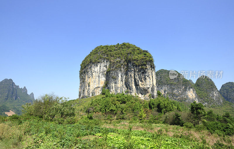 这石灰岩小山像面包