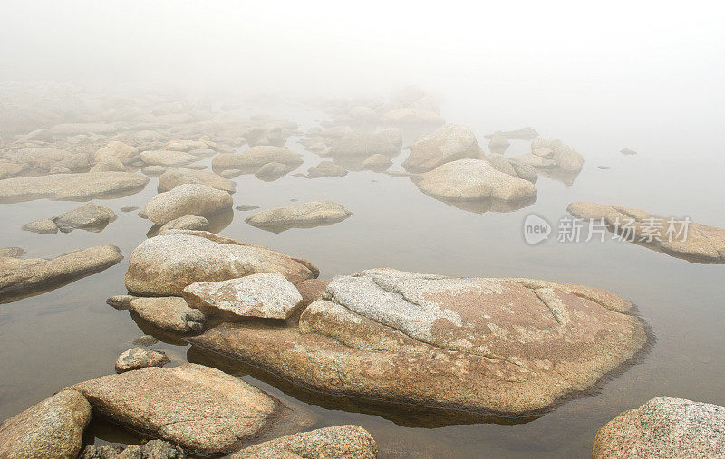 迷雾湖与花岗岩巨石