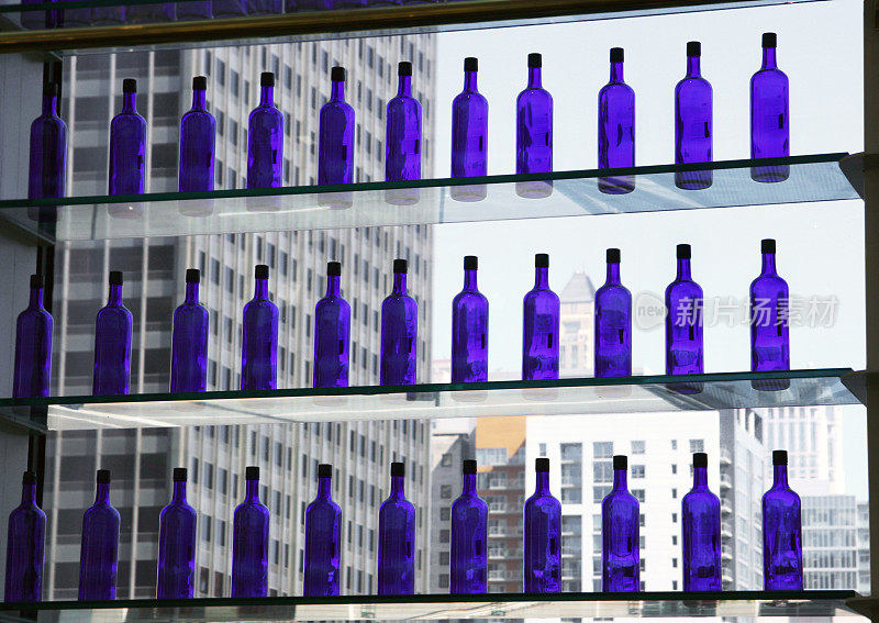 芝加哥的一家酒吧，窗边放着紫色的瓶子。