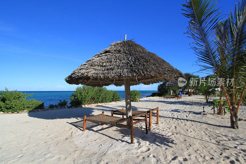 椰子叶做的沙滩伞
