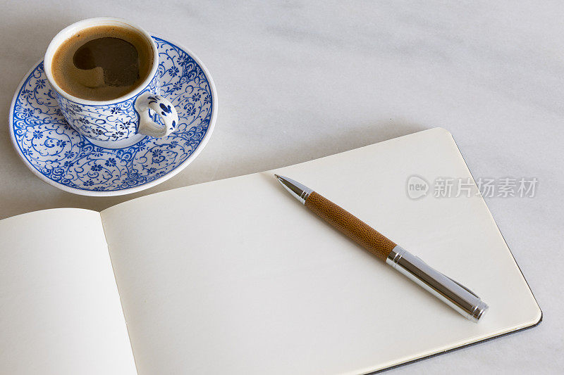 用咖啡杯打开空白笔记本