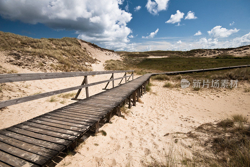 穿越沙丘和广阔的天空