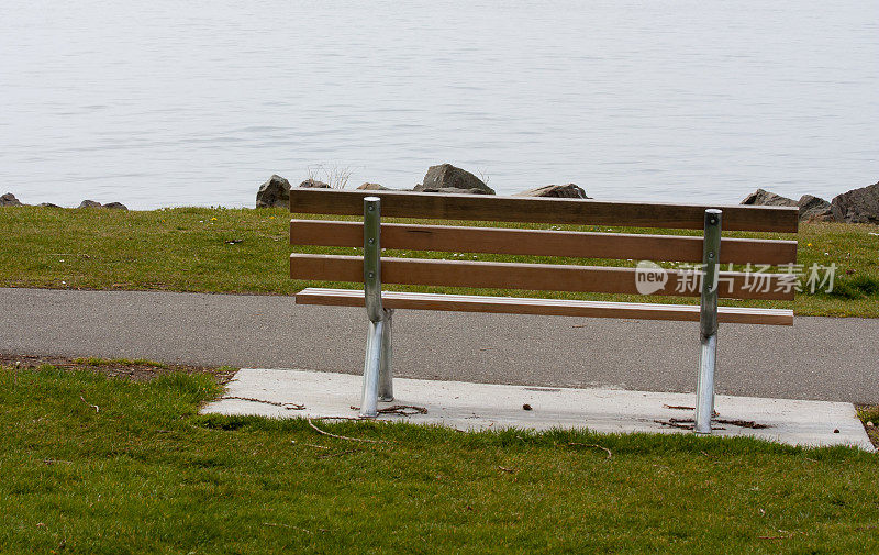 海滨公园的长椅上