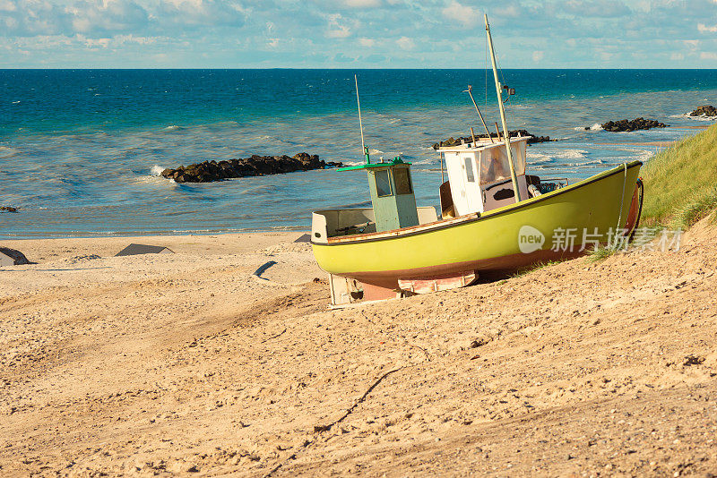 海滩上的小船