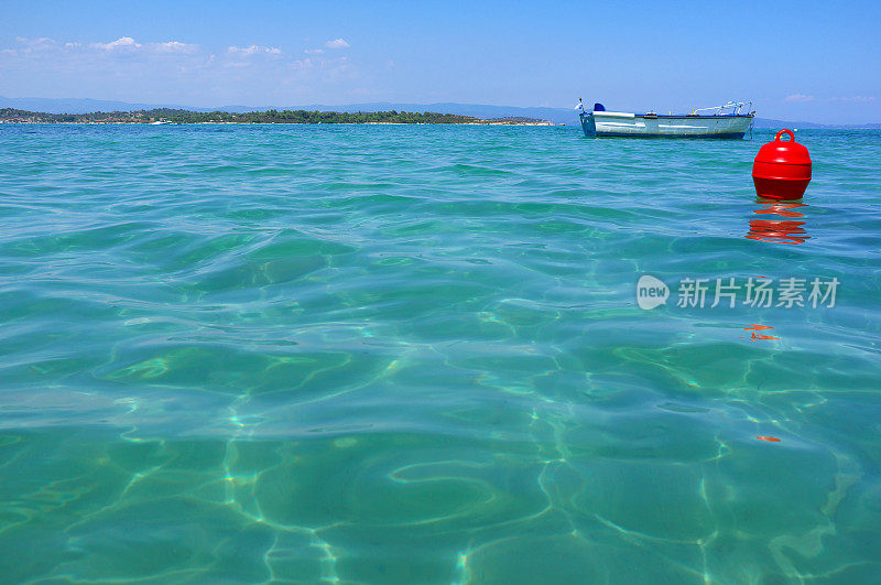 田园诗般的夏日海景与红浮