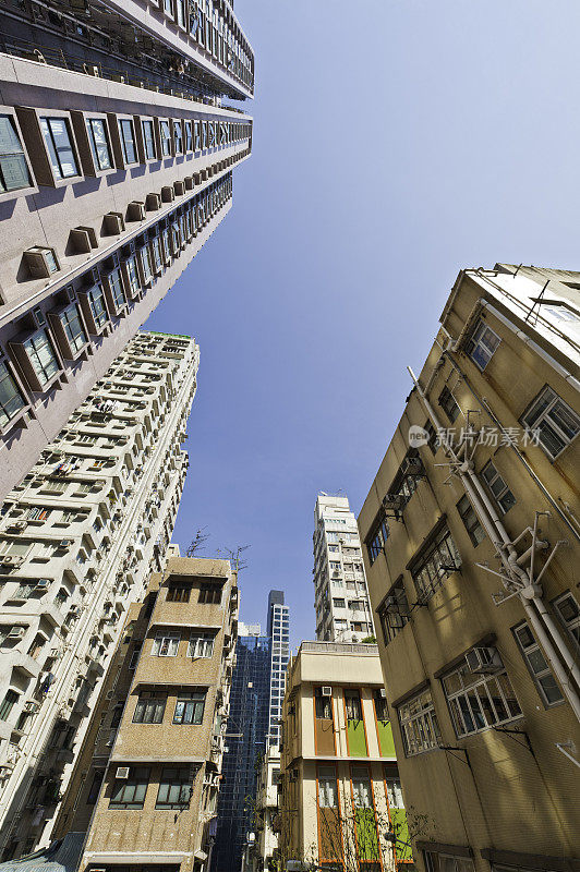 拥挤的住房，高耸的公寓楼延伸到中国的天空