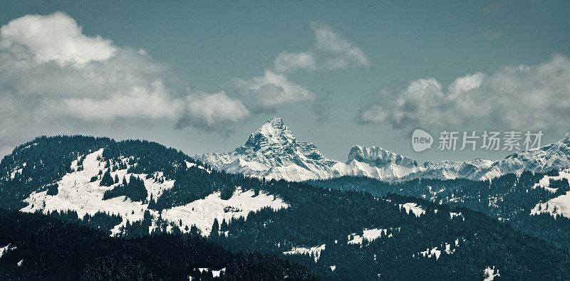阿尔卑斯山的群山被白雪覆盖