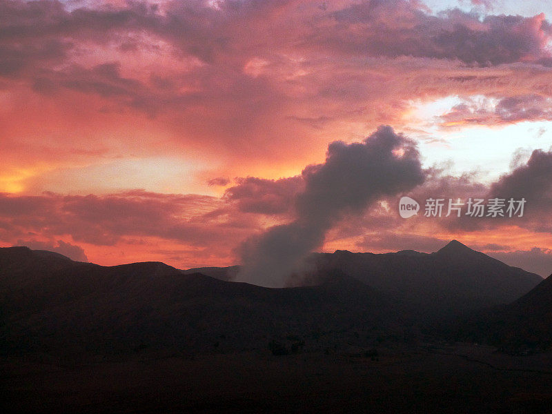 日落时的布罗莫火山口，东爪哇-印度尼西亚