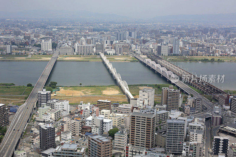 春天，日本大阪市御渡河上的桥梁