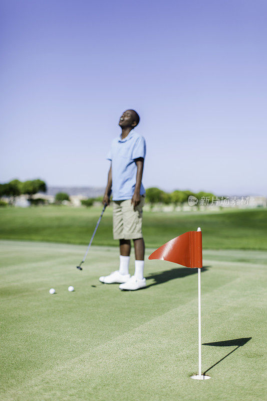非洲高尔夫球手因没进洞而失望