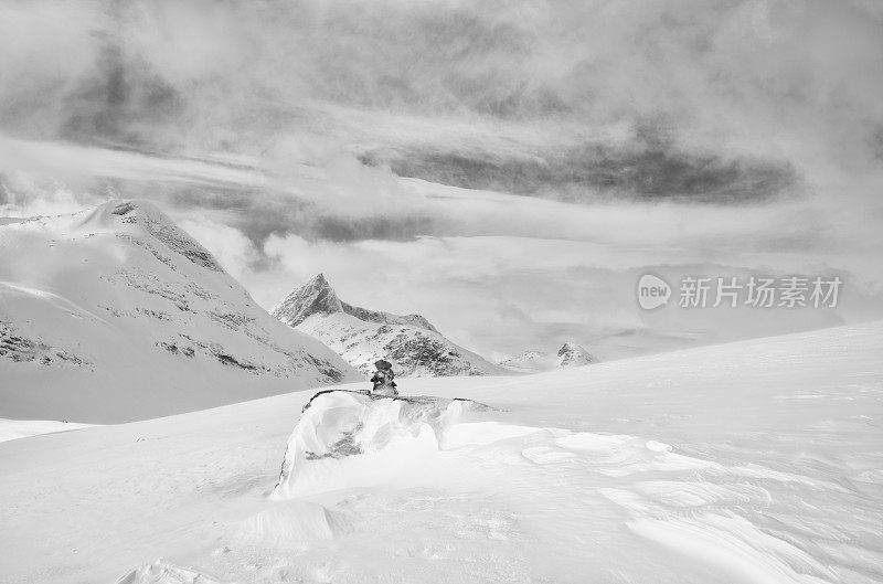 Jotunheimen国家公园里雄伟的冰雪覆盖的山峰