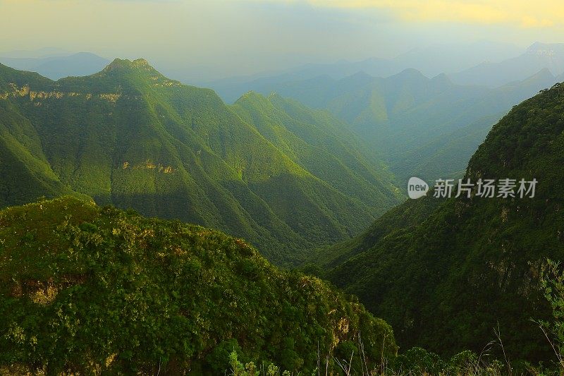 峡谷壮观的日落风暴云，大南，巴西