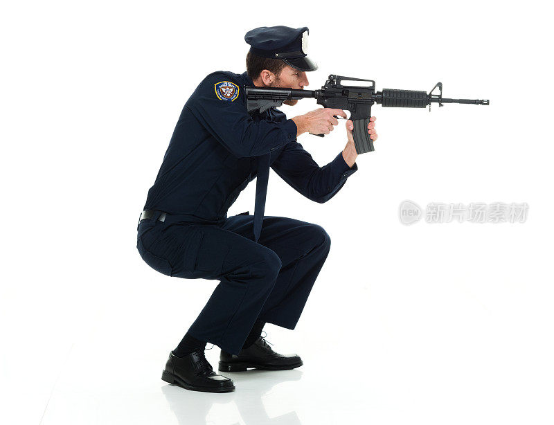 警察蹲着，用步枪瞄准
