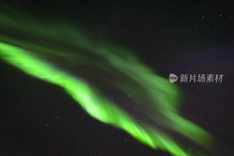 挪威罗浮敦群岛夜空中的北极光