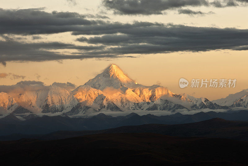 贡嘎山山顶日落全景