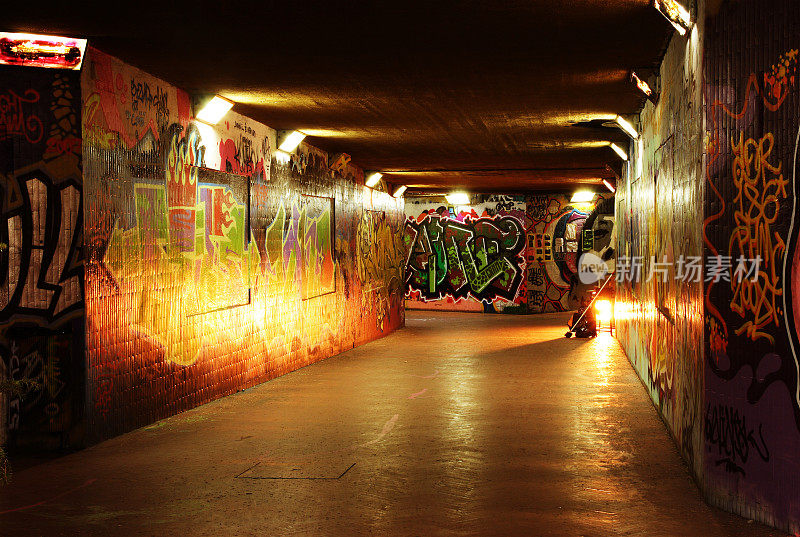 地下隧道覆盖涂鸦和黑暗的灯光