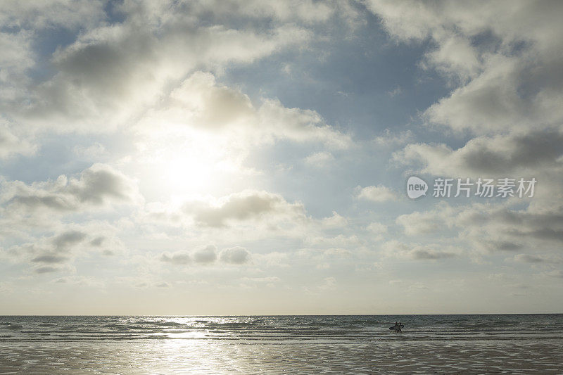 康沃尔纽基菲斯特拉海滩的夏天