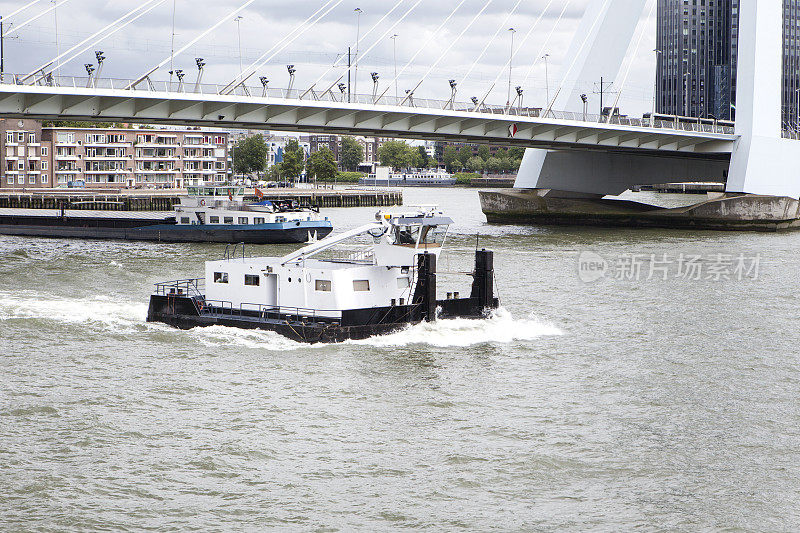 鹿特丹港马斯河上的拖船