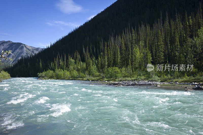 沿阿拉斯加高速公路的山景和河流，育空地区。