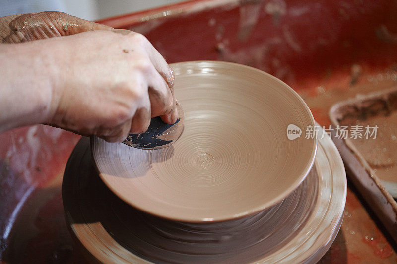 陶工在他的作坊里制作陶器