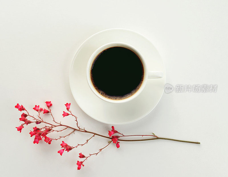 花和咖啡杯，构图平躺