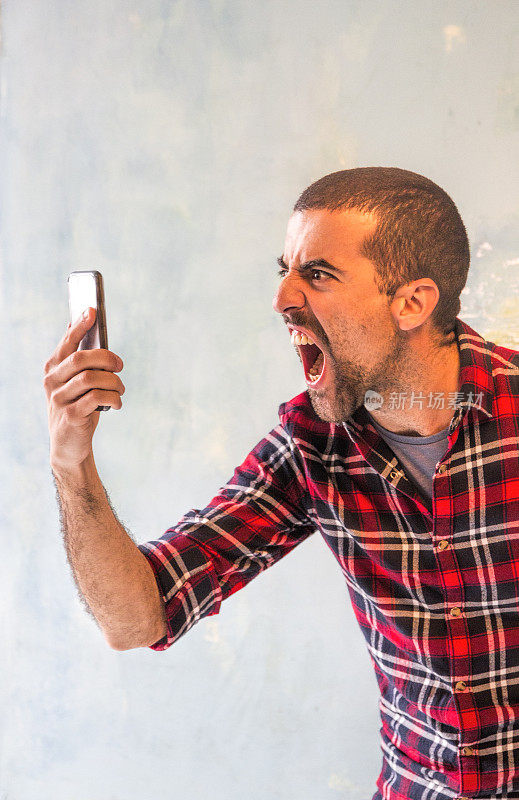 年轻的大胡子男人通过手机得到坏消息