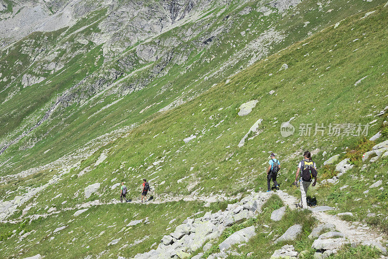 在山间小径上的徒步旅行者