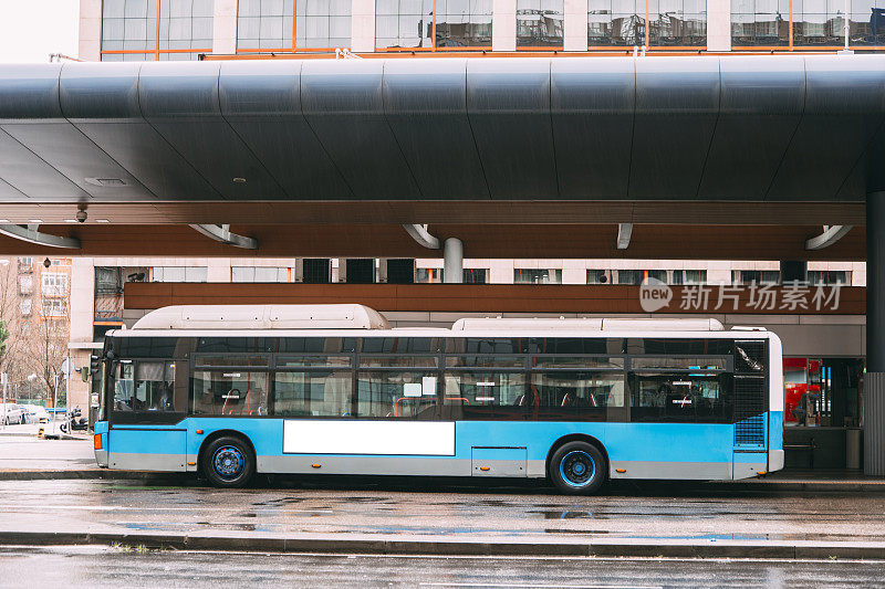 街上的蓝色巴士