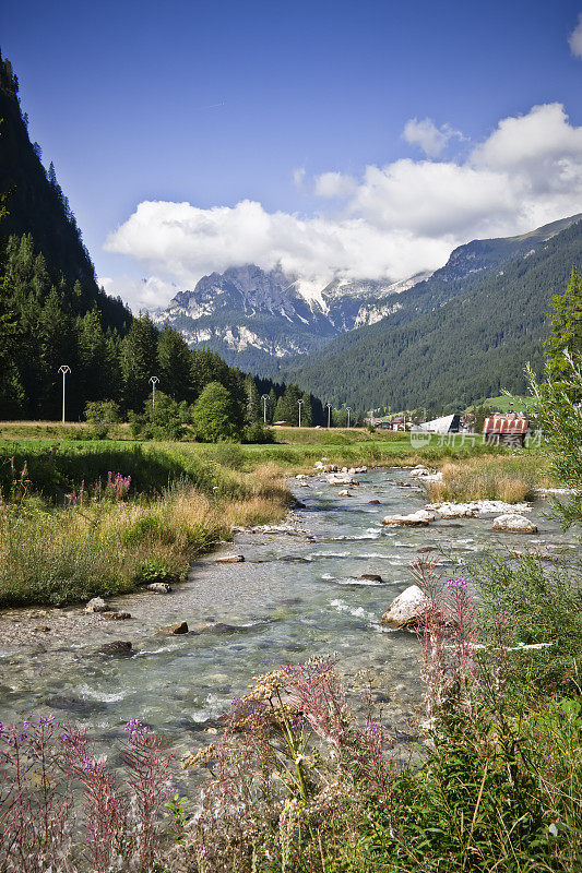 高山垂直景观与河流，白云石在夏季