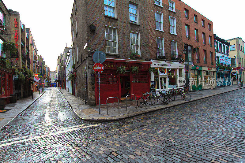 都柏林，铺着鹅卵石的十字路口，有商店、酒吧和自行车
