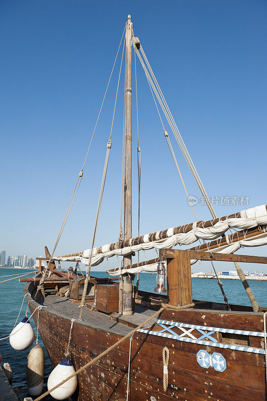 晴朗的一天，卡塔尔多哈港的三角帆