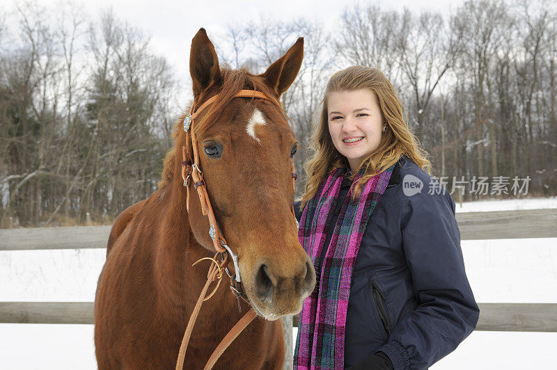少女与马，户外冬季雪
